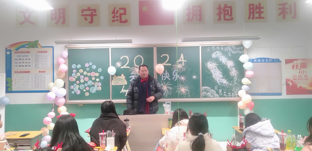 1704188755816374.jpg 余振華慰問(wèn)學(xué)生.jpg