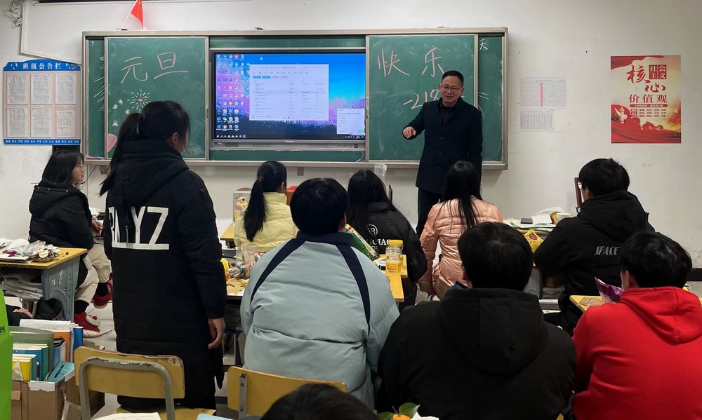 1704188768171163.jpg 郝校長(zhǎng).jpg